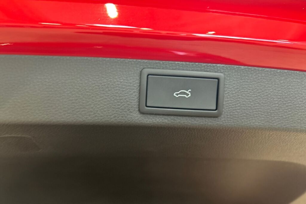 Skoda Karoq 2024 1.5 TSI SportLine DSG Autom. / Tehdastakuu voimassa 8/2029 tai 100tkm asti