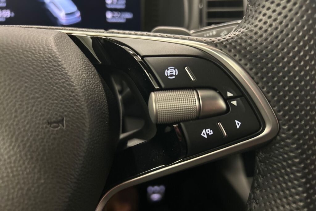 Skoda Karoq 2024 1.5 TSI SportLine DSG Autom. / Tehdastakuu voimassa 8/2029 tai 100tkm asti