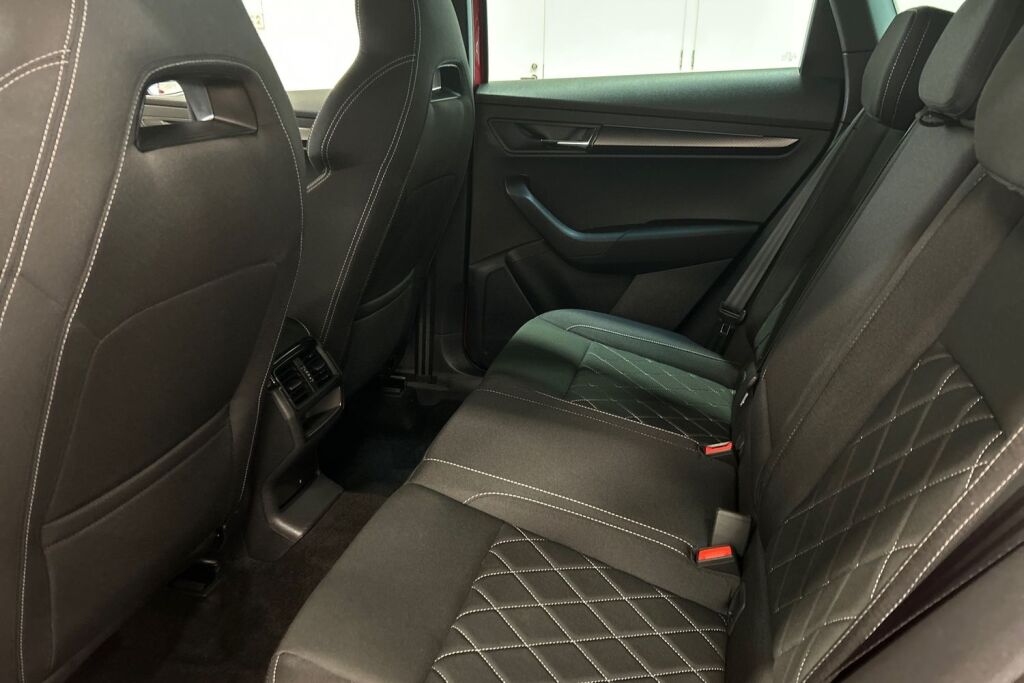 Skoda Karoq 2024 1.5 TSI SportLine DSG Autom. / Tehdastakuu voimassa 8/2029 tai 100tkm asti