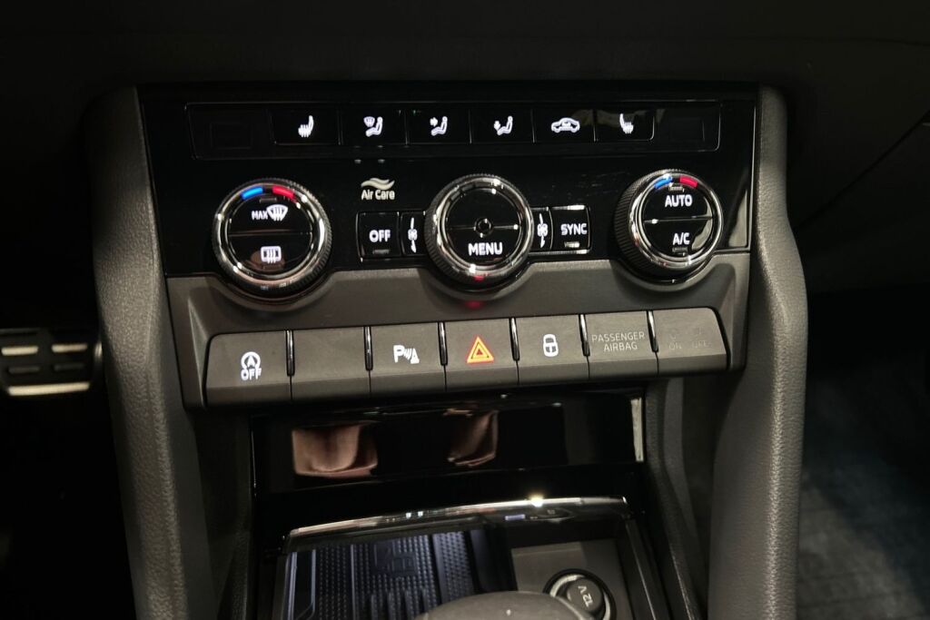 Skoda Karoq 2024 1.5 TSI SportLine DSG Autom. / Tehdastakuu voimassa 8/2029 tai 100tkm asti