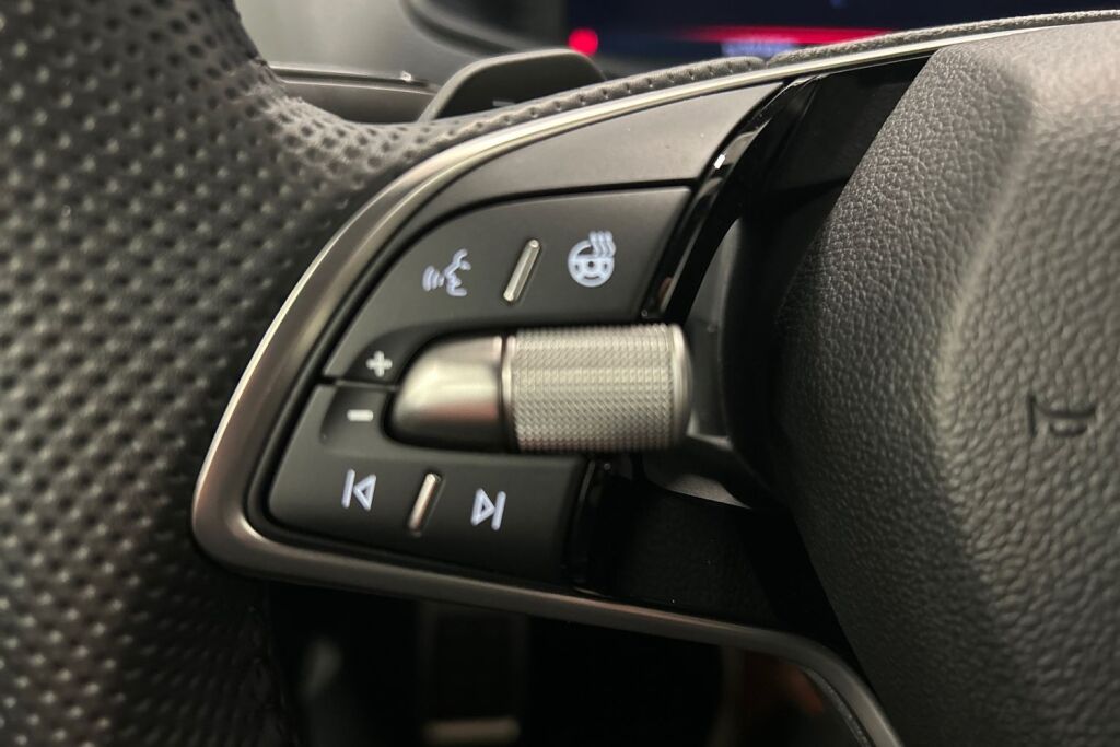 Skoda Karoq 2024 1.5 TSI SportLine DSG Autom. / Tehdastakuu voimassa 8/2029 tai 100tkm asti