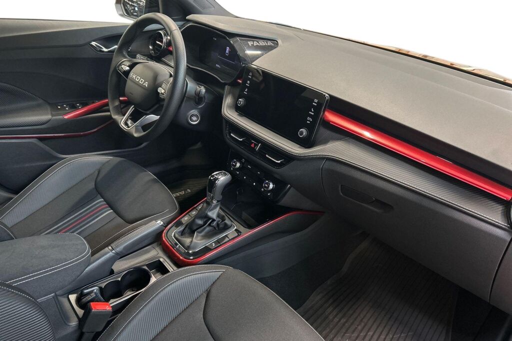 Skoda Fabia 2025 1.0 TSI 110 Monte Carlo DSG Autom. / Tehdastakuu 6/2030 tai 100tkm