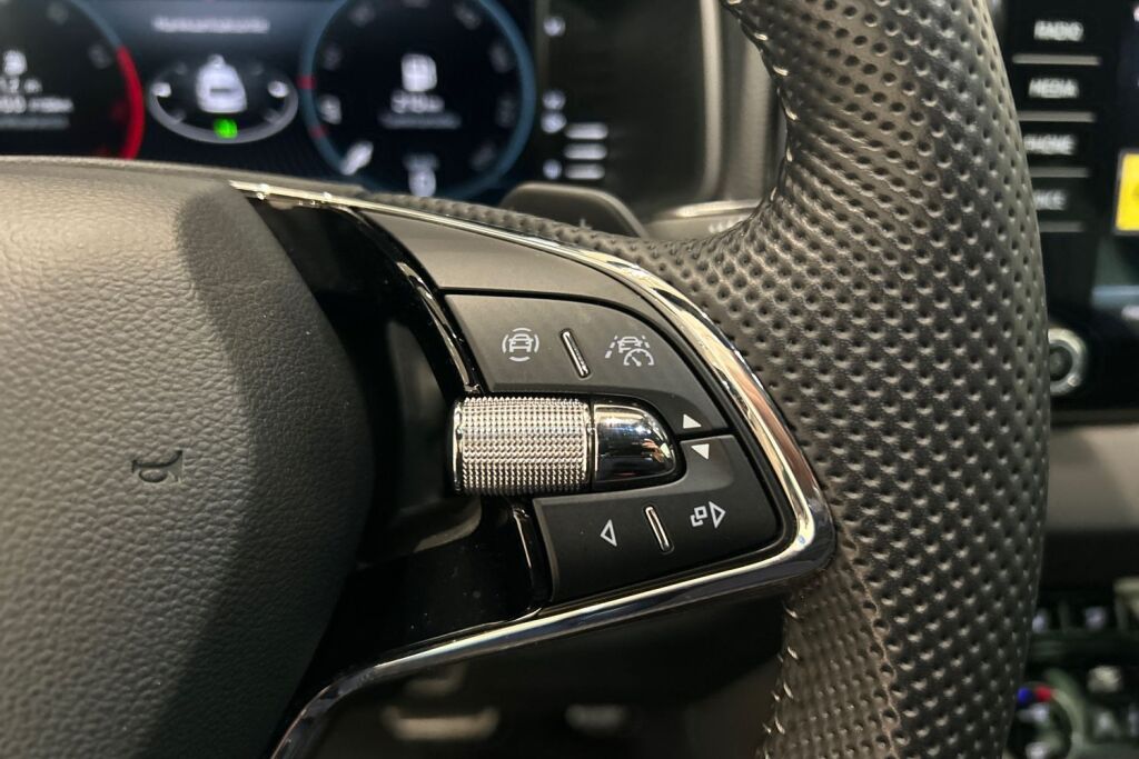 SKODA Karoq 2022 2.0 TSI 4x4 SportLine DSG Autom.