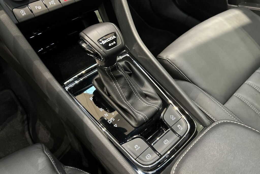 SKODA Karoq 2022 2.0 TSI 4x4 SportLine DSG Autom.