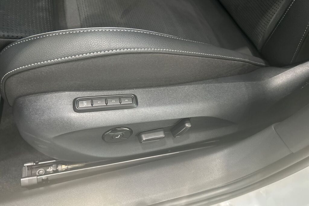 Skoda Superb 2025 2.0 TSI 204 SportLine DSG Autom. Tehdastakuu 1/2030 tai 100tkm