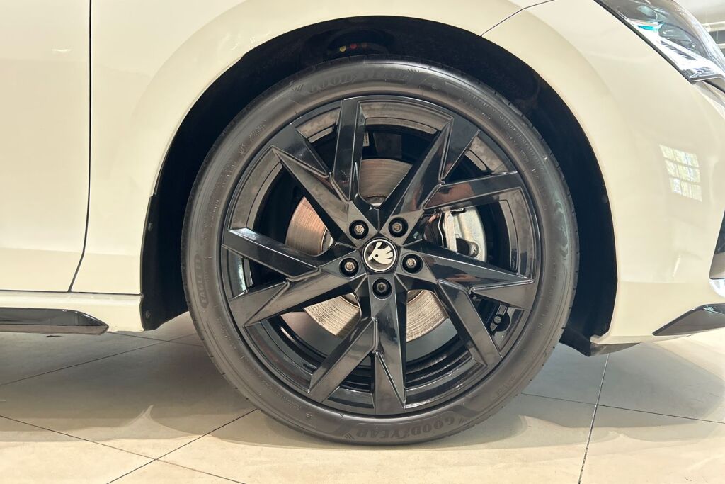Skoda Superb 2025 2.0 TSI 204 SportLine DSG Autom. Tehdastakuu 1/2030 tai 100tkm