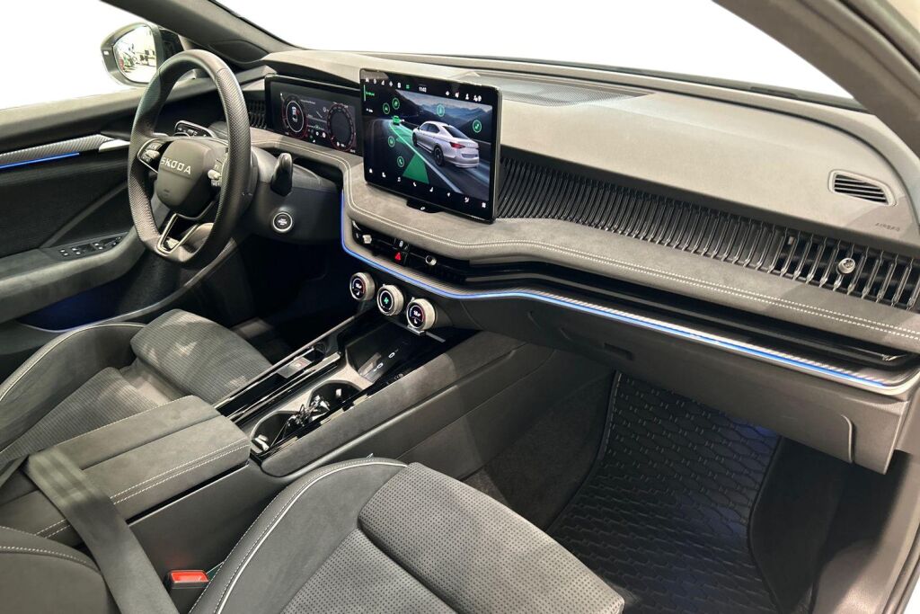 Skoda Superb 2025 2.0 TSI 204 SportLine DSG Autom. Tehdastakuu 1/2030 tai 100tkm