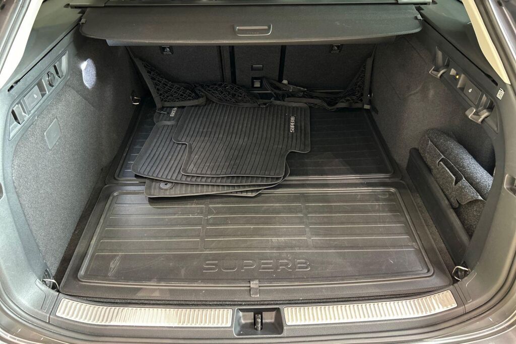 SKODA SUPERB 2024 Combi 1.5 TSI PHEV Style DSG Autom.