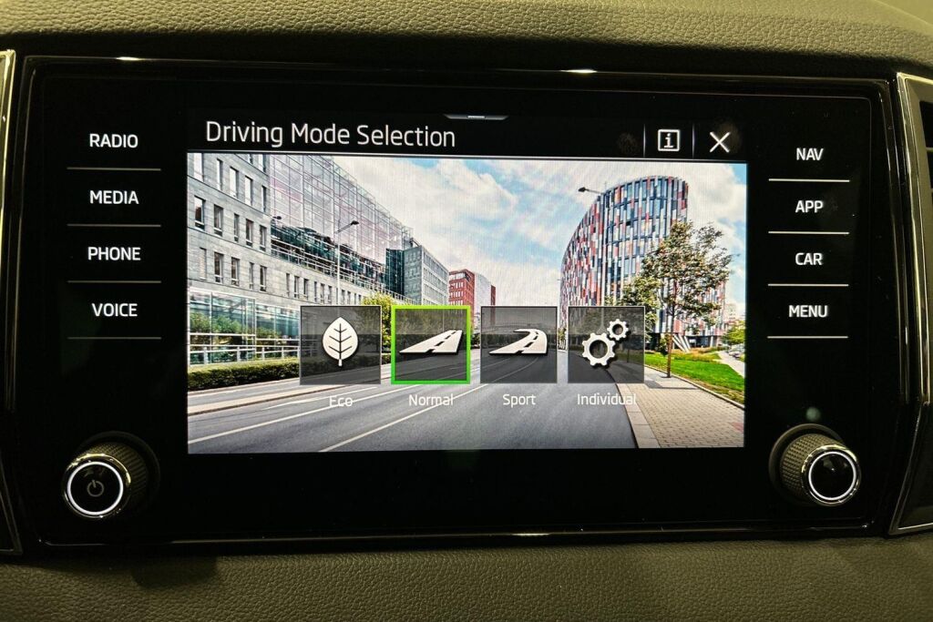 Skoda Karoq 2026 1.5 TSI Style DSG Autom.