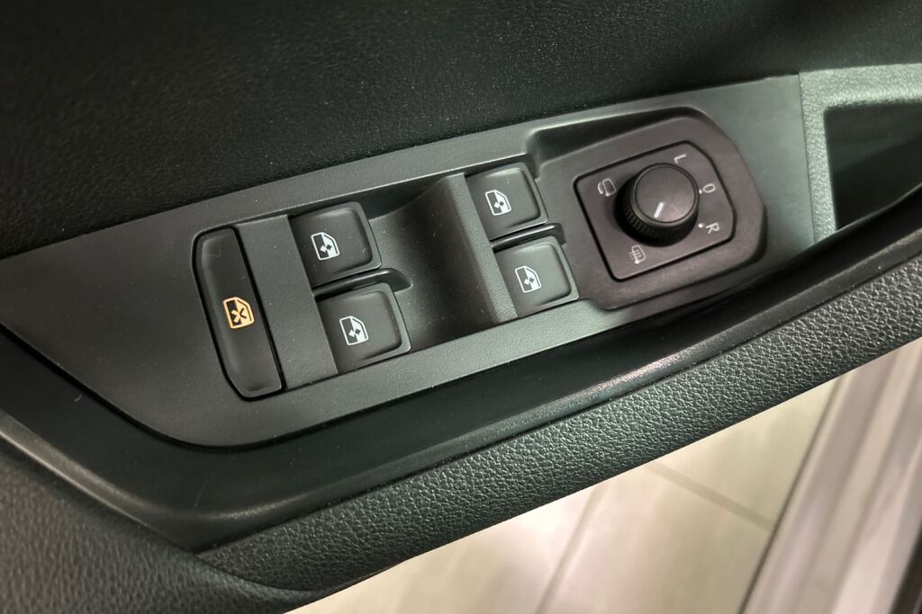 Skoda Karoq 2023 1.5 TSI Ambition DSG Autom.