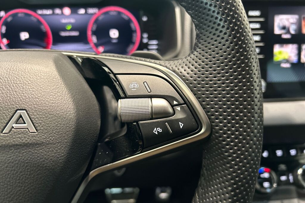 Skoda Karoq 2025 1.5 TSI SportLine DSG Autom. -  Tehdastakuu 05/2030-100tkm!