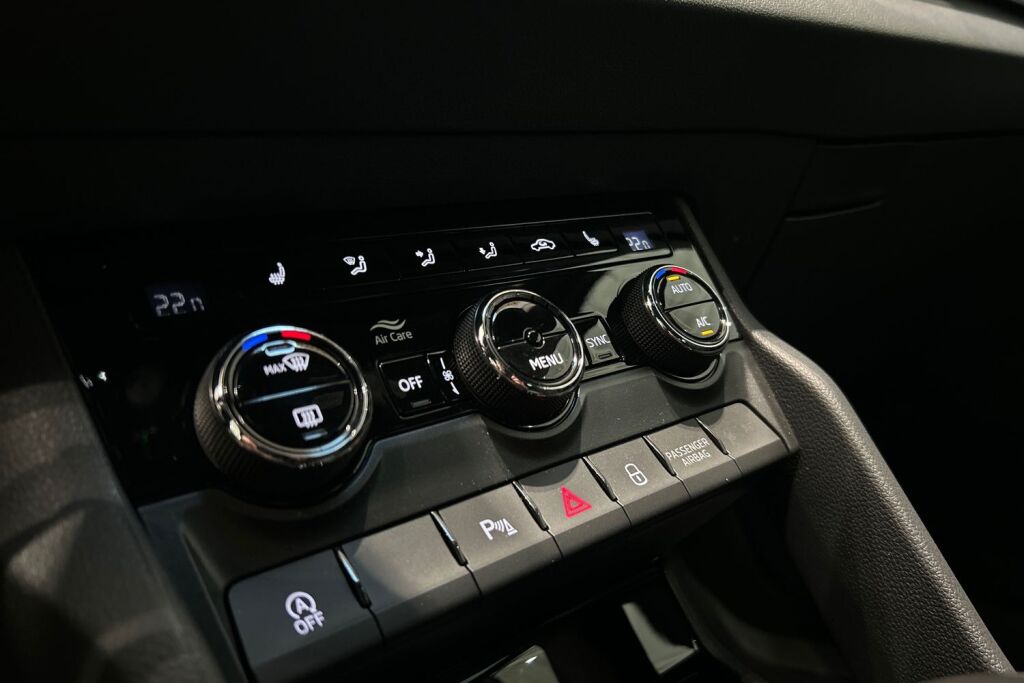 Skoda Karoq 2025 1.5 TSI SportLine DSG Autom. -  Tehdastakuu 05/2030-100tkm!