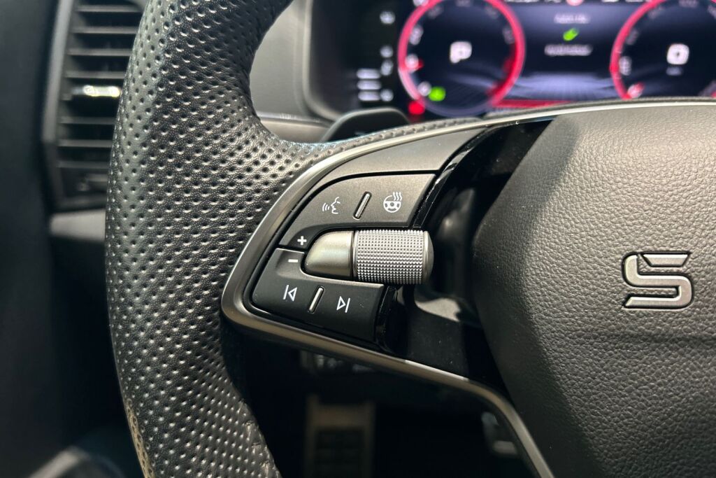 Skoda Karoq 2025 1.5 TSI SportLine DSG Autom. -  Tehdastakuu 05/2030-100tkm!