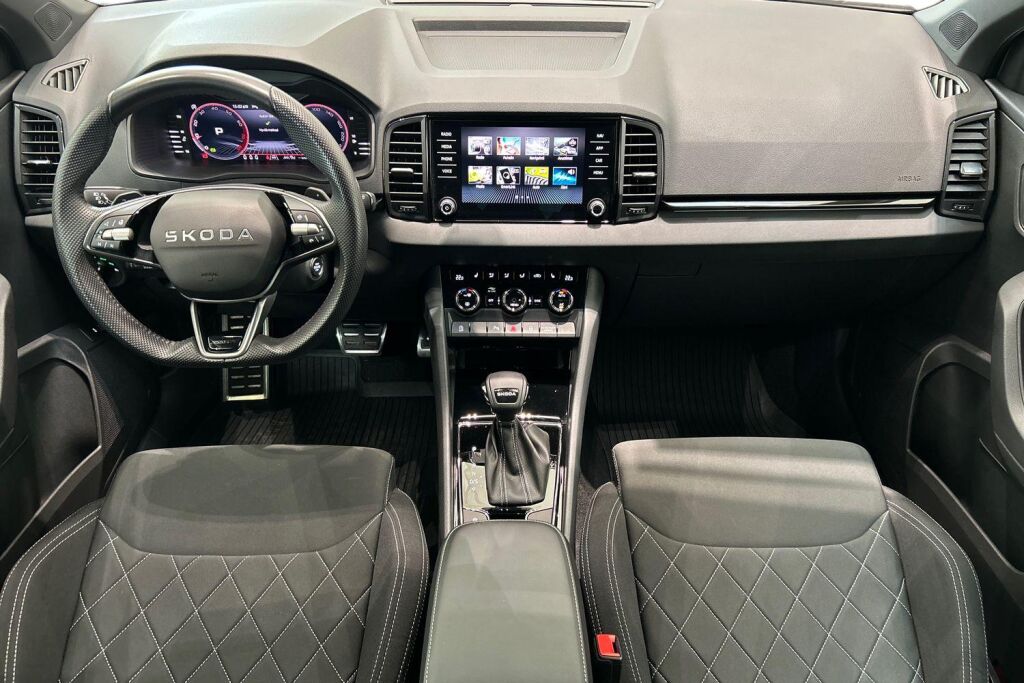 Skoda Karoq 2025 1.5 TSI SportLine DSG Autom. -  Tehdastakuu 05/2030-100tkm!