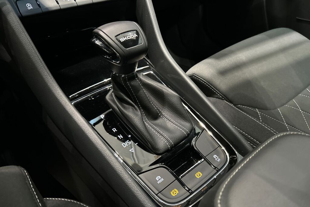 Skoda Karoq 2025 1.5 TSI SportLine DSG Autom. -  Tehdastakuu 05/2030-100tkm!