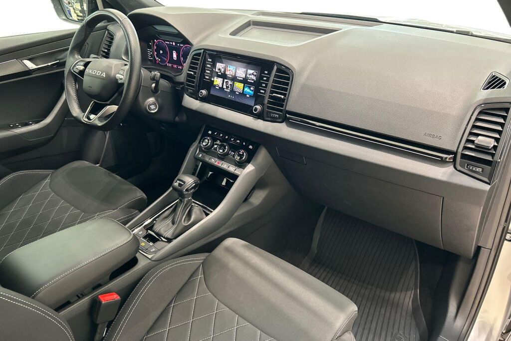 Skoda Karoq 2025 1.5 TSI SportLine DSG Autom. -  Tehdastakuu 05/2030-100tkm!