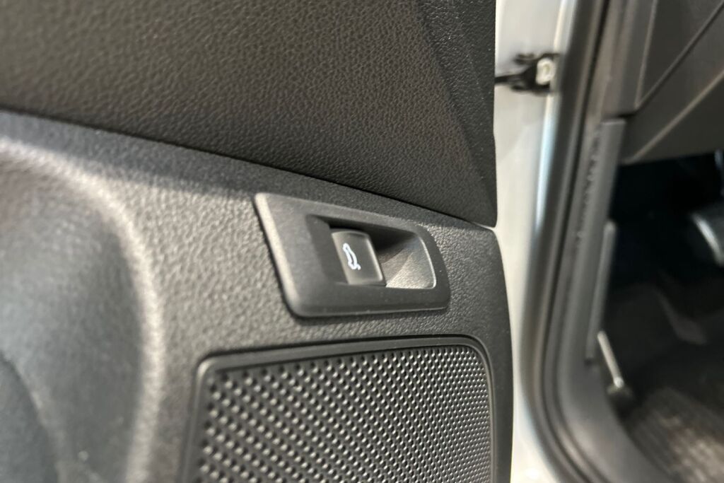 Skoda Karoq 2025 1.5 TSI SportLine DSG Autom. -  Tehdastakuu 05/2030-100tkm!