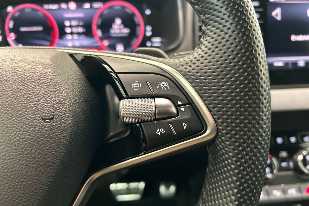 Skoda Karoq 2024 2,0 TDI 150 4x4 SportLine DSG Autom. - Tehdastakuu voimassa 05/2029 - 100tkm
