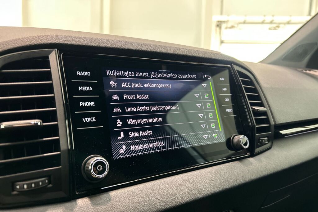 Skoda Karoq 2024 2,0 TDI 150 4x4 SportLine DSG Autom. - Tehdastakuu voimassa 05/2029 - 100tkm