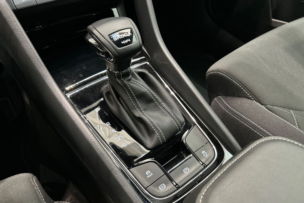 Skoda Karoq 2024 2,0 TDI 150 4x4 SportLine DSG Autom. - Tehdastakuu voimassa 05/2029 - 100tkm