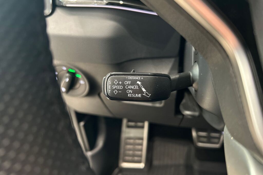 Skoda Karoq 2024 1.5 TSI SportLine DSG Autom. / Tehdastakuu 08/2029 - 100tkm