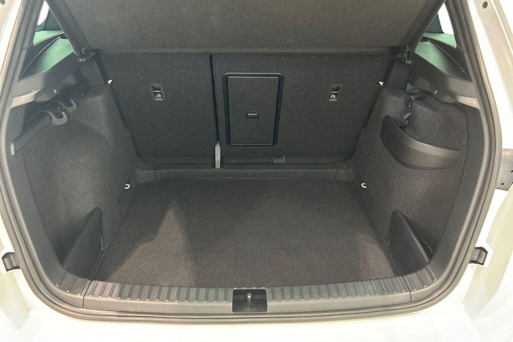 Skoda Karoq 2024 1.5 TSI SportLine DSG Autom. / Tehdastakuu 08/2029 - 100tkm