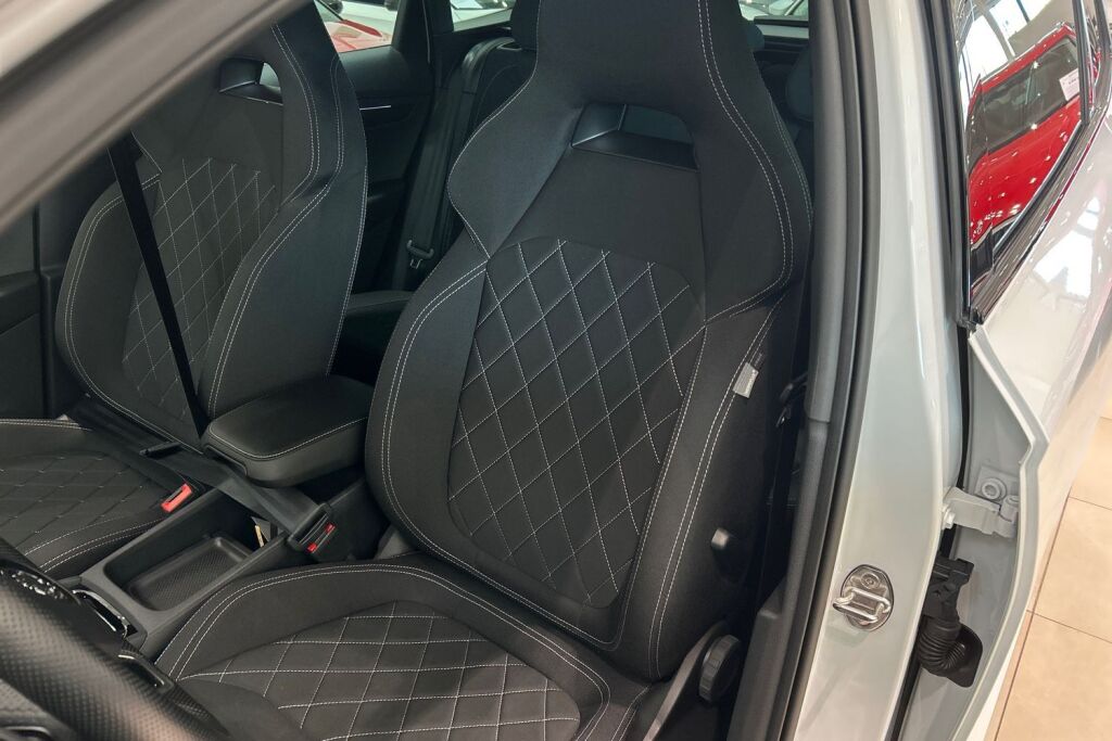 Skoda Karoq 2024 1.5 TSI SportLine DSG Autom. / Tehdastakuu 08/2029 - 100tkm