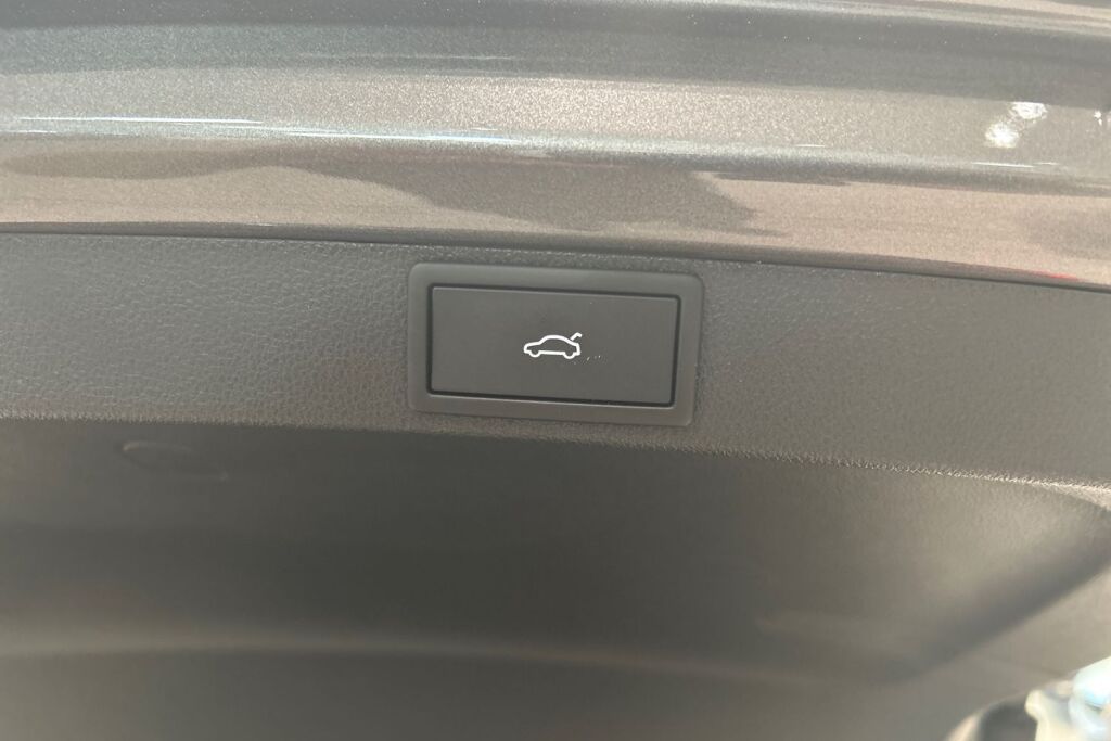 Skoda Octavia 2024 Combi 1.5 TSI 150 Selection eTEC DSG Autom. - Tehdastakuu voimassa 11/2028 - 90tkm