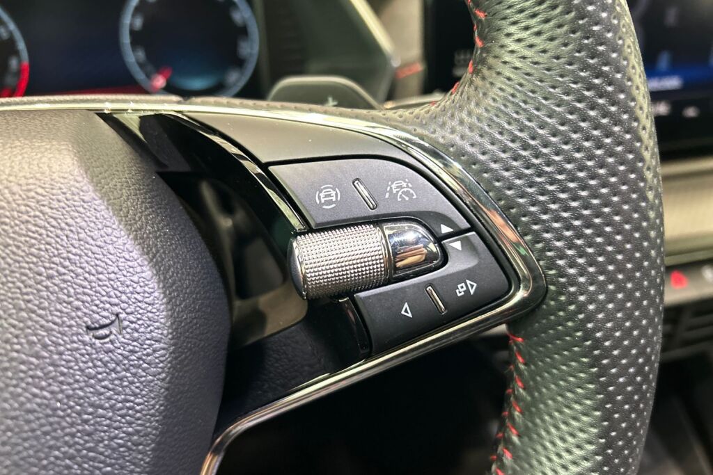 Skoda Octavia 2024 1.4 TSI PHEV RS iV DSG Autom. / Tehdastakuu 3/2029 / 100tkm!