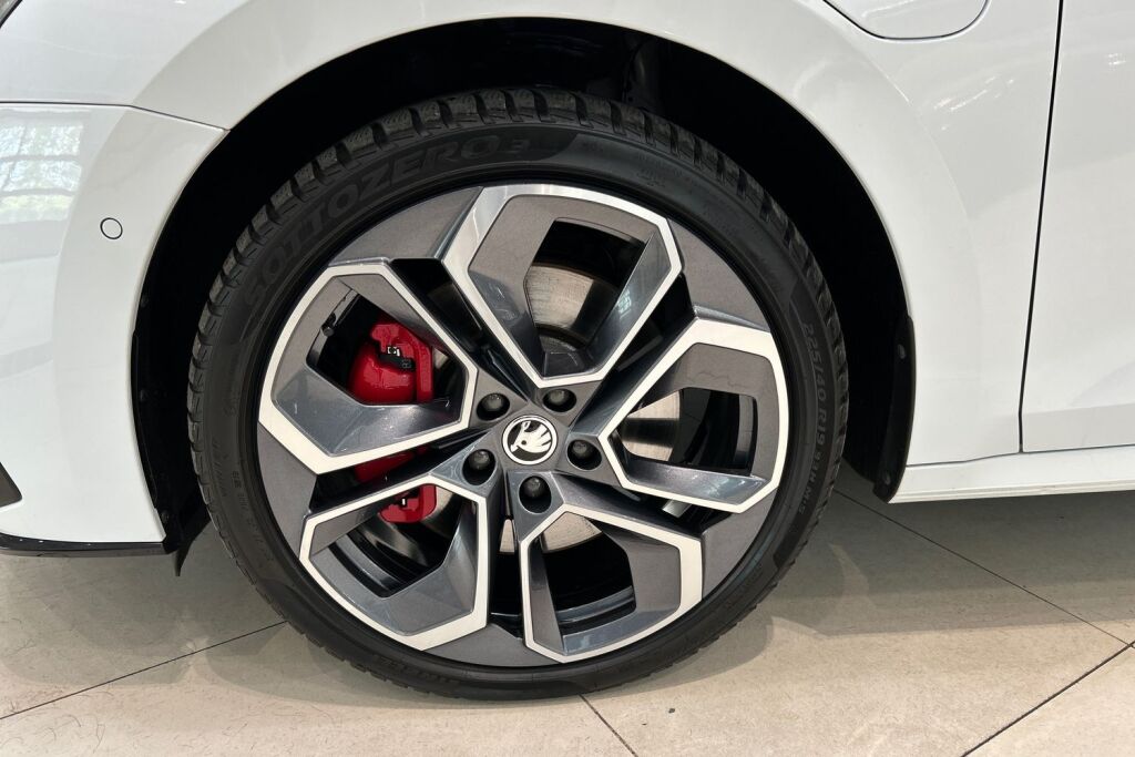 Skoda Octavia 2024 1.4 TSI PHEV RS iV DSG Autom. / Tehdastakuu 3/2029 / 100tkm!