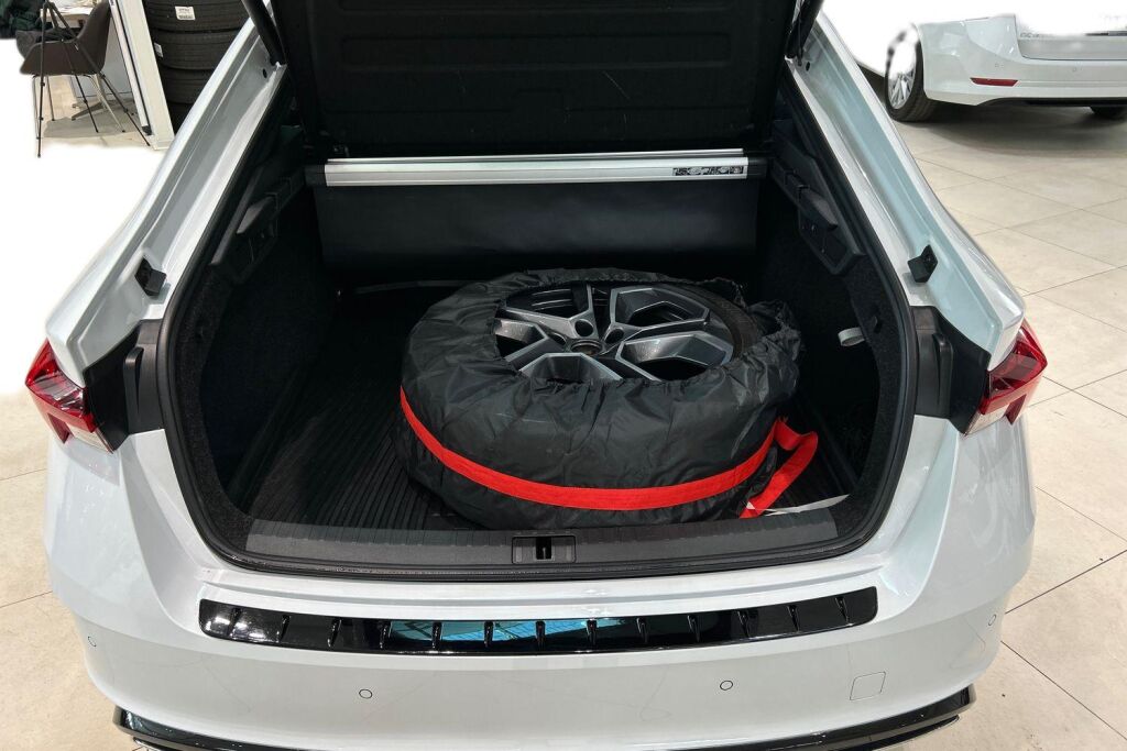 Skoda Octavia 2024 1.4 TSI PHEV RS iV DSG Autom. / Tehdastakuu 3/2029 / 100tkm!