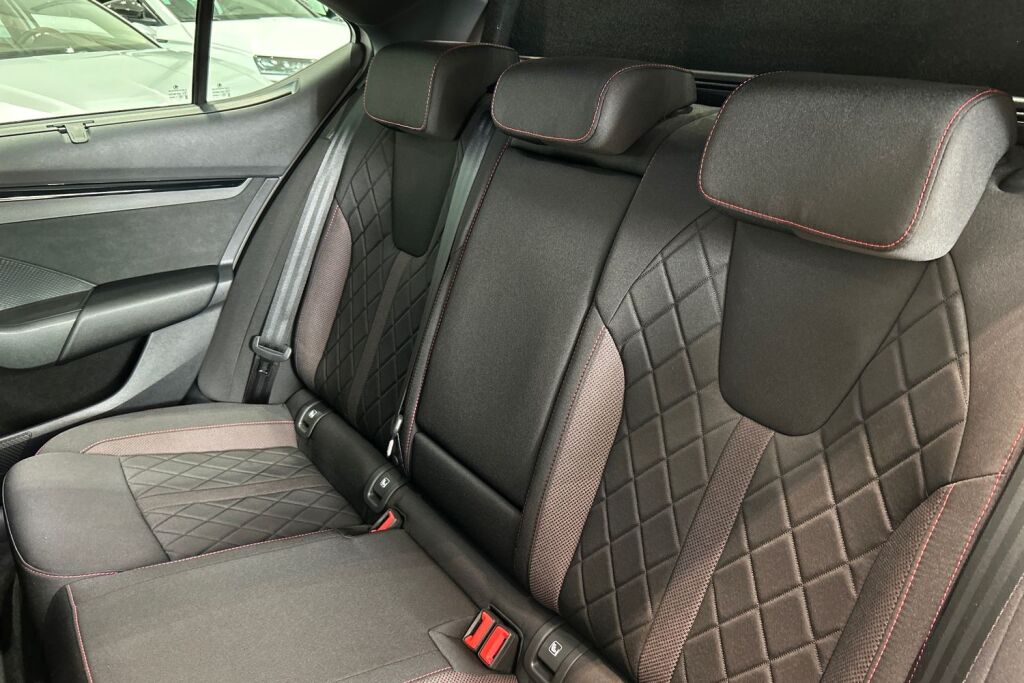 Skoda Octavia 2024 1.4 TSI PHEV RS iV DSG Autom. / Tehdastakuu 3/2029 / 100tkm!