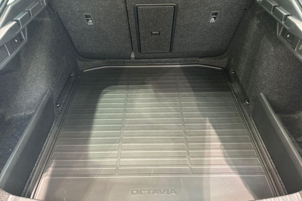 Skoda Octavia 2025 1.5 TSI 150 Selection eTEC DSG Autom. Tehdastakuu 12/2029 / 100tkm!