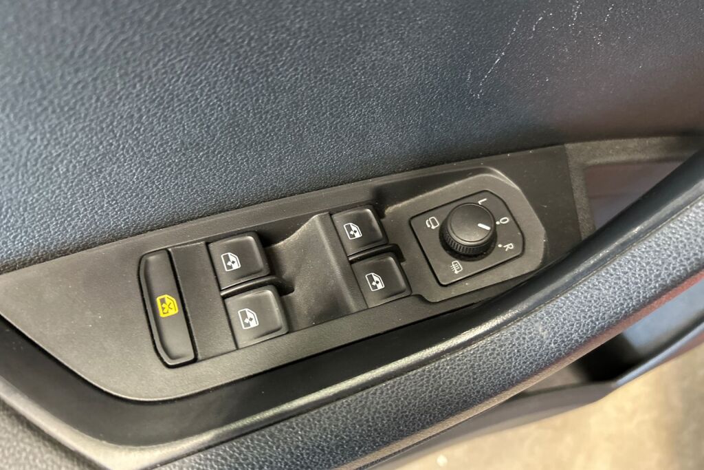 SKODA Karoq 2023 1.5 TSI SportLine DSG Autom.