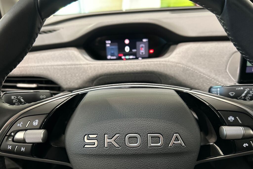 Skoda Enyaq 2025 85x 4x4 Selection / Tehdastakuu voimassa 6/2028 tai 100tkm asti!